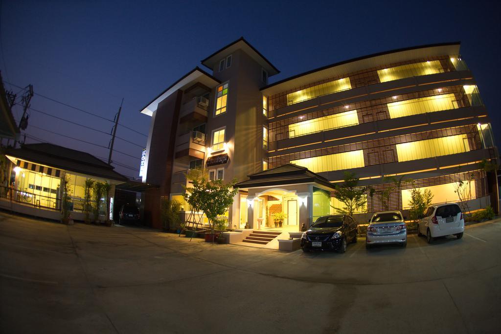 Hotel Baan Sanpoom Phitsanulok Esterno foto