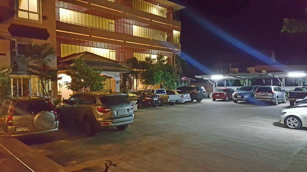 Hotel Baan Sanpoom Phitsanulok Esterno foto